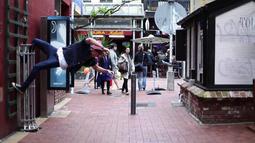 Solo Suite in Space and Time (after Merce Cunningham)