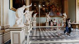 A digitally imposed stainless steel bar winds its way through a gallery of Roman era statues.