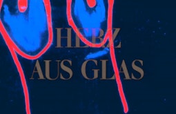 A blue background with orange superimposed drawing of a torso. There are German words written on screen.